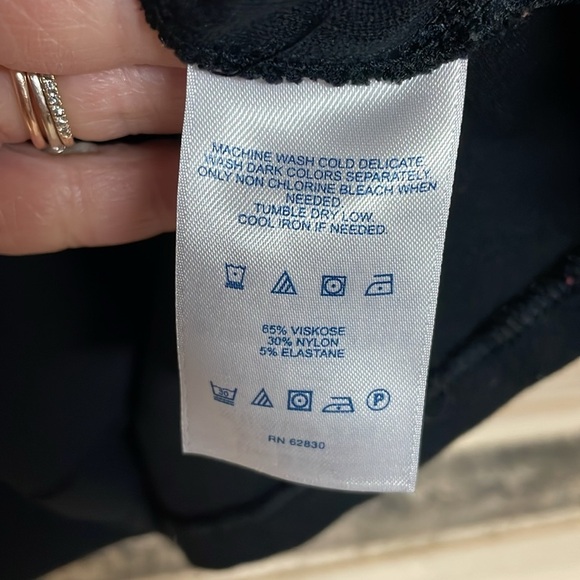 Lands’ End Size XL(18) Black Long Sleeve Split Front Soft and Stretchy Top - Picture 5 of 6